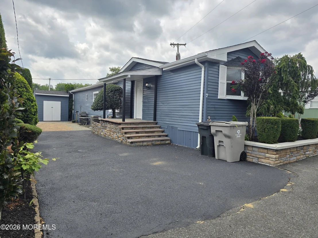 Photo of 7 Shady Lake Circle