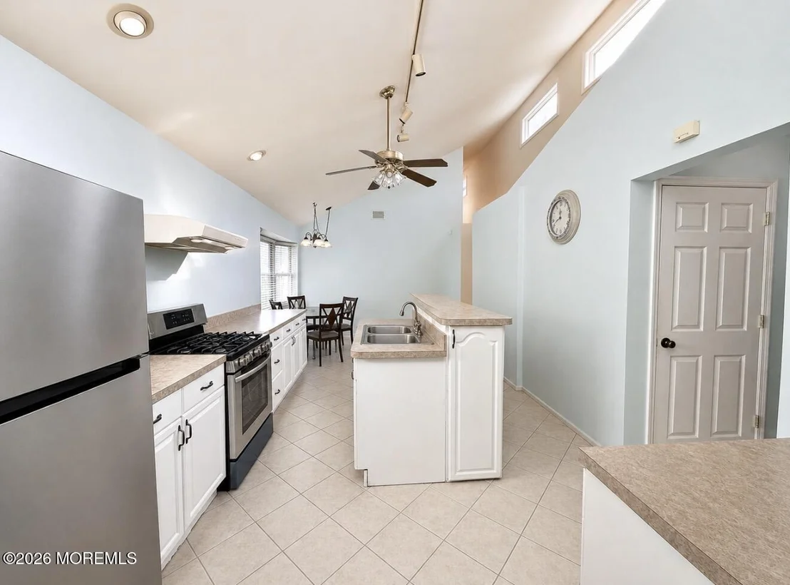 Photo of 565 Azalea Drive