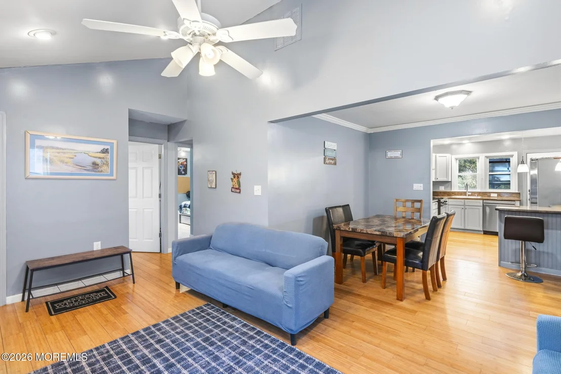 Photo of 389 Bay Avenue