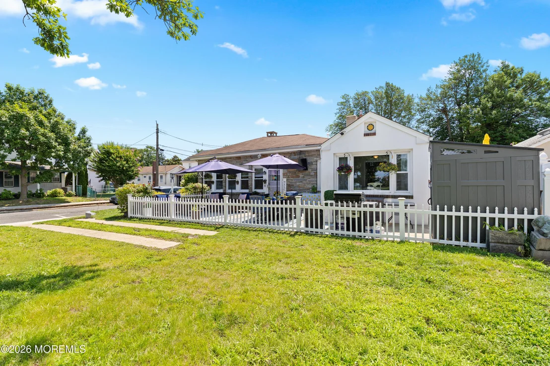 Photo of 1601 River Road