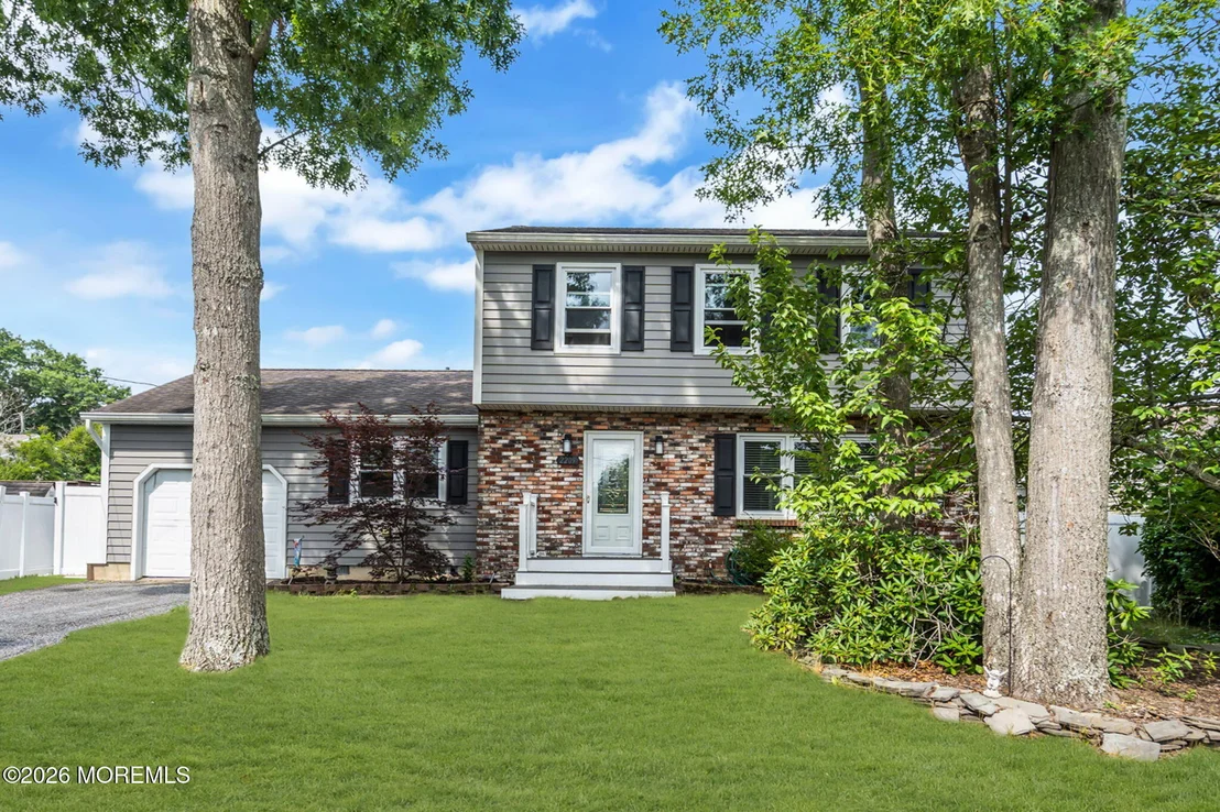 Photo of 2209 Crestwood Drive