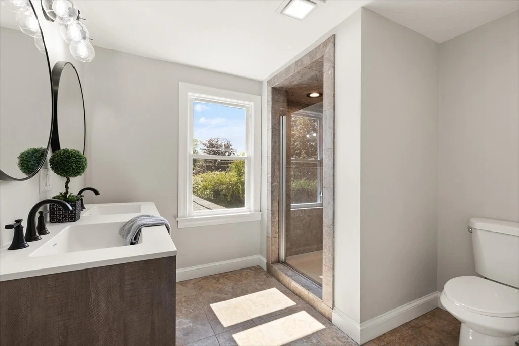 Photo of 129 Maple Ave