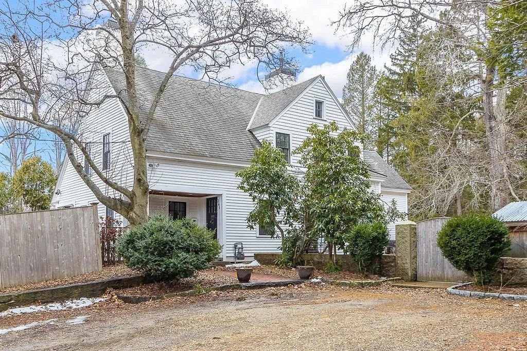 Photo of 261 Salem End Rd