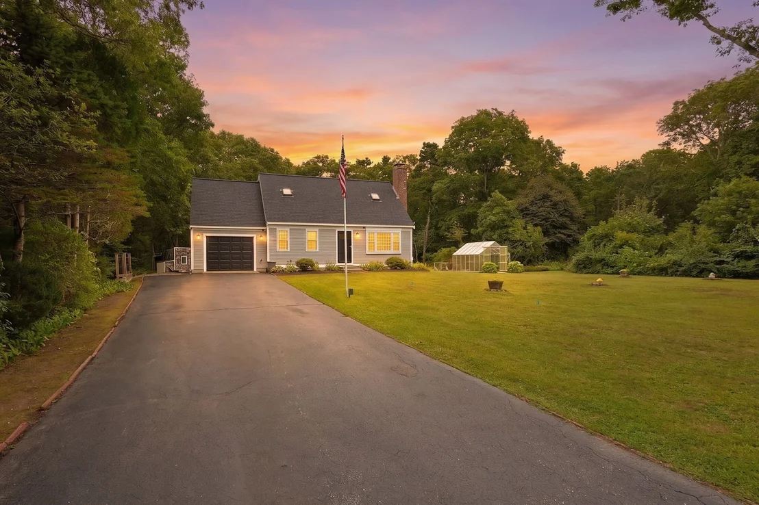Photo of 34 Commodore Ln
