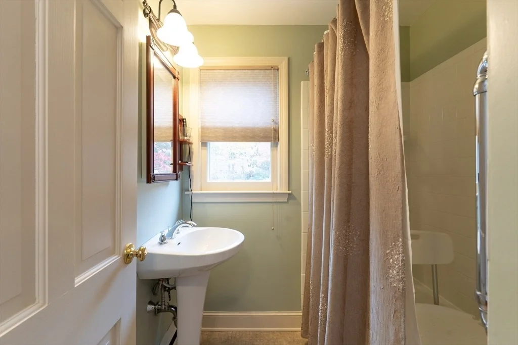 Photo of 1 Leslie Ln