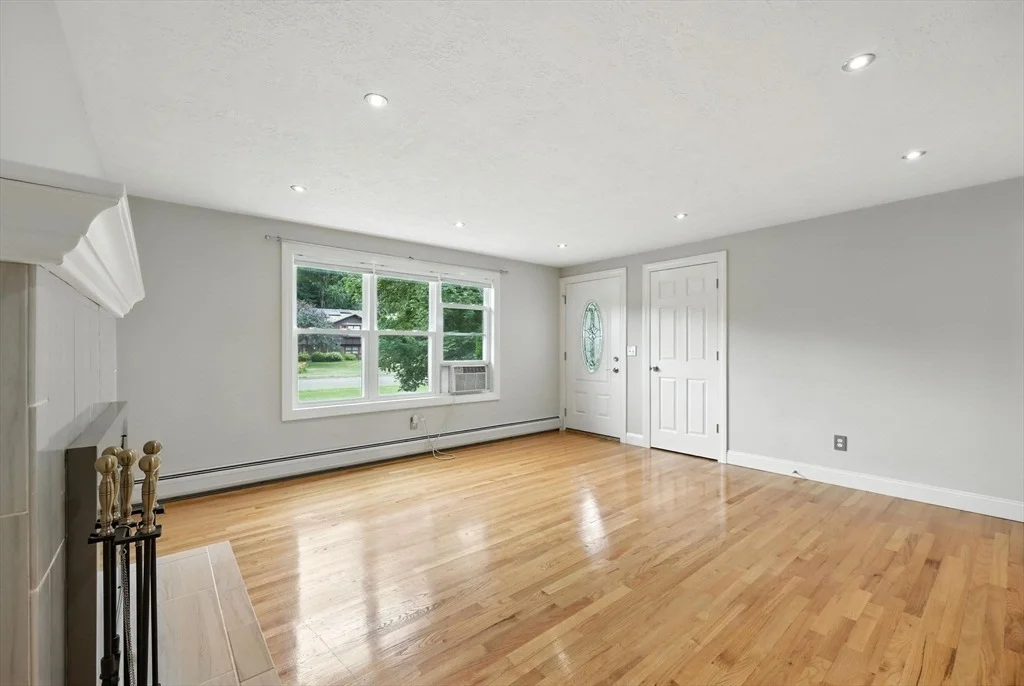 Photo of 6 Oakridge Cir