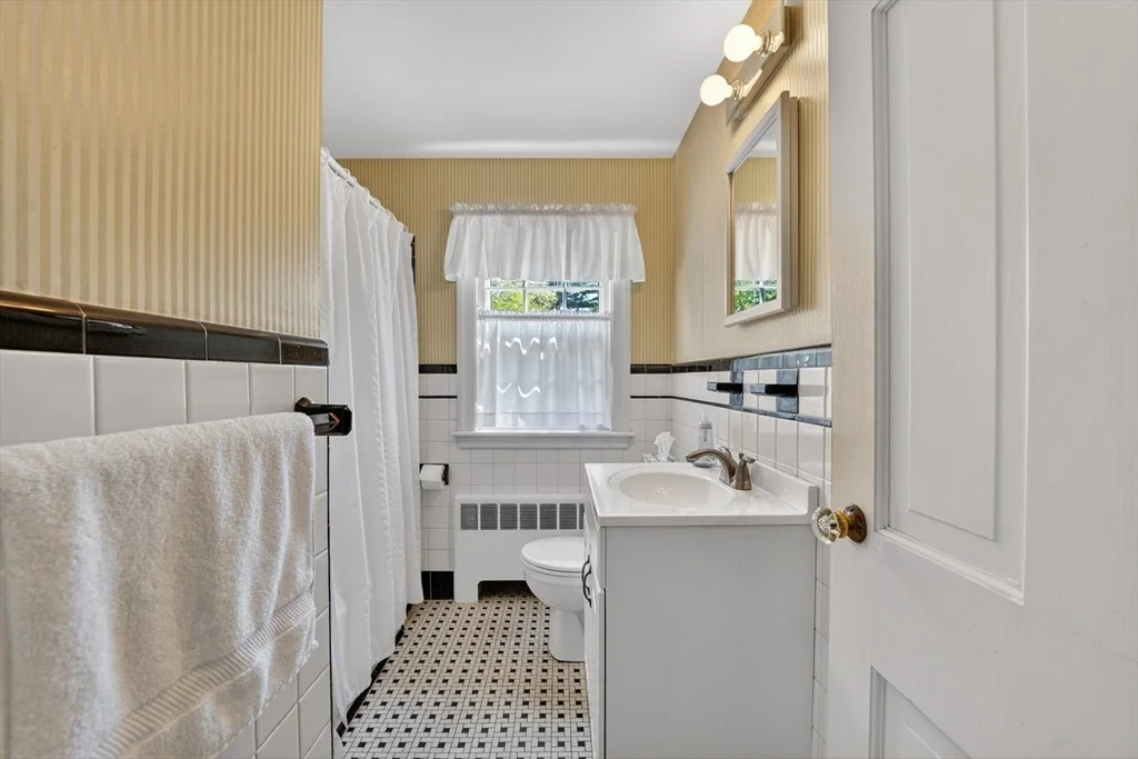 Photo of 490 Webster St