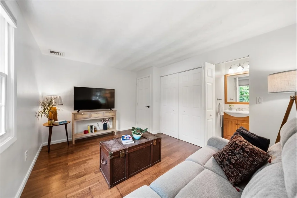 Photo of 38 Ruthellen Rd