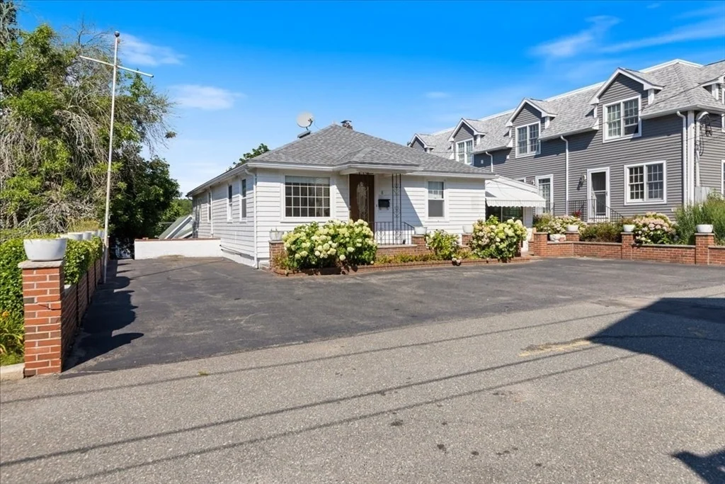Photo of 8 Luzitania Ave