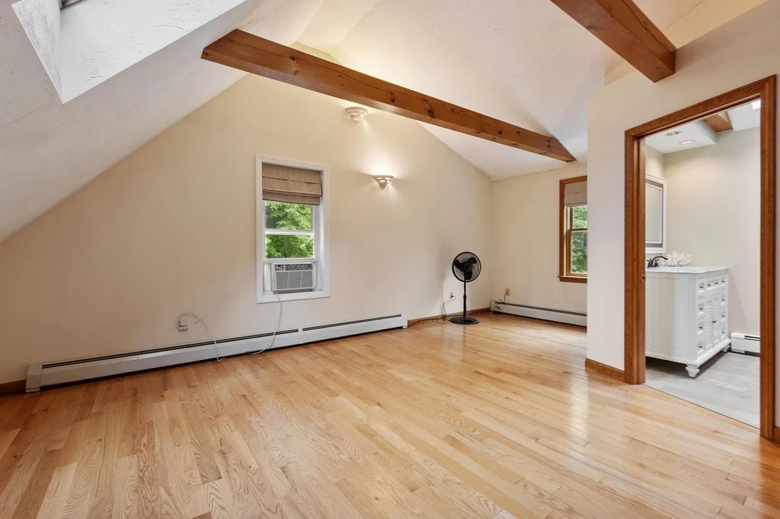 Photo of 10 Hog Hill Rd