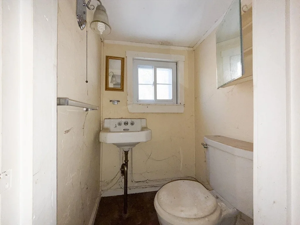 Photo of 153 W. Main St.