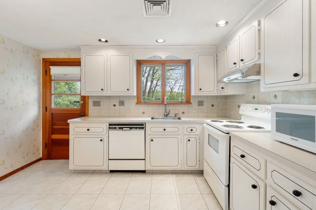 Photo of 16 Fieldstone Dr