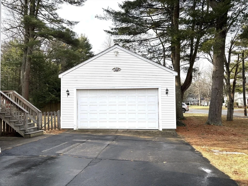 Photo of 587 Common St