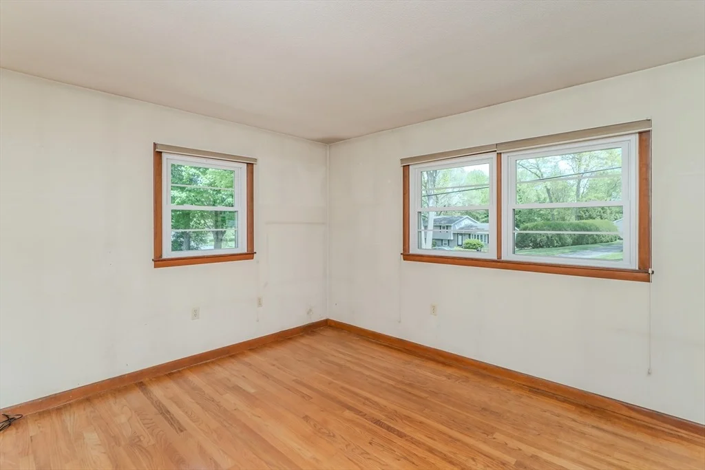 Photo of 8 Meadowbrook Dr