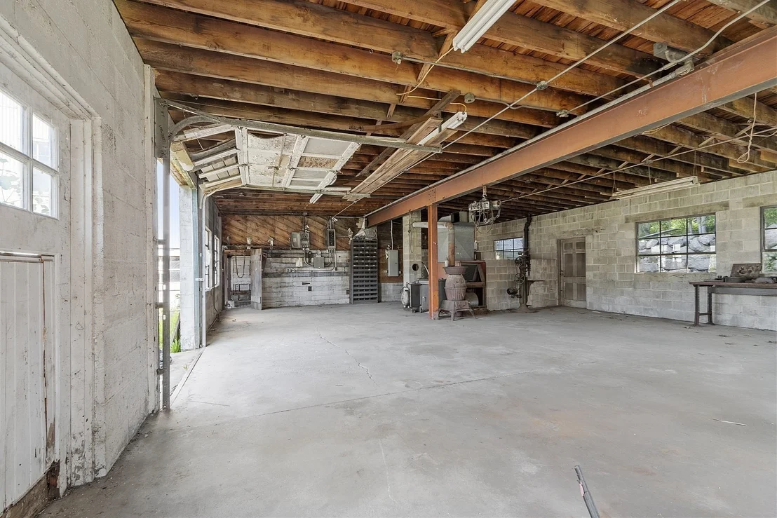 Photo of 2 Deacon Farm Ln
