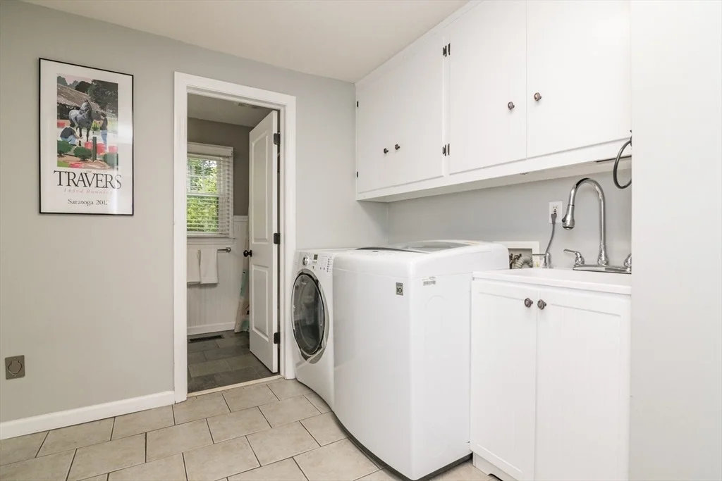 Photo of 42 Elizabeth Cir