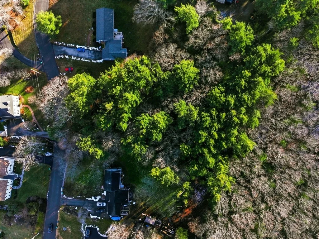 Photo of 44 Deerhill Ln