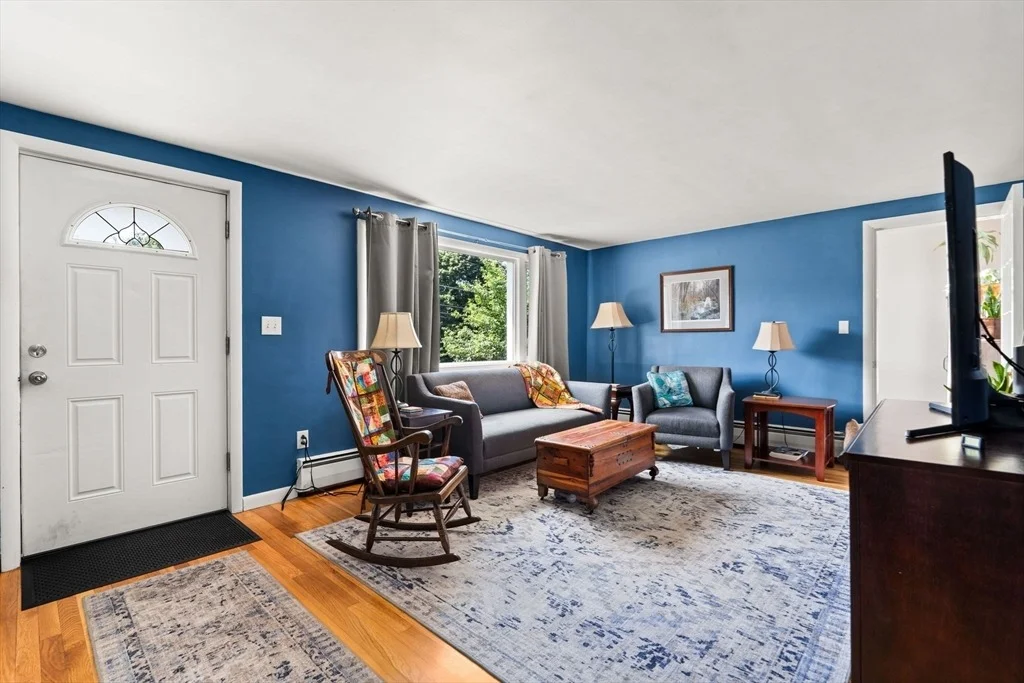 Photo of 905 Riverside Dr