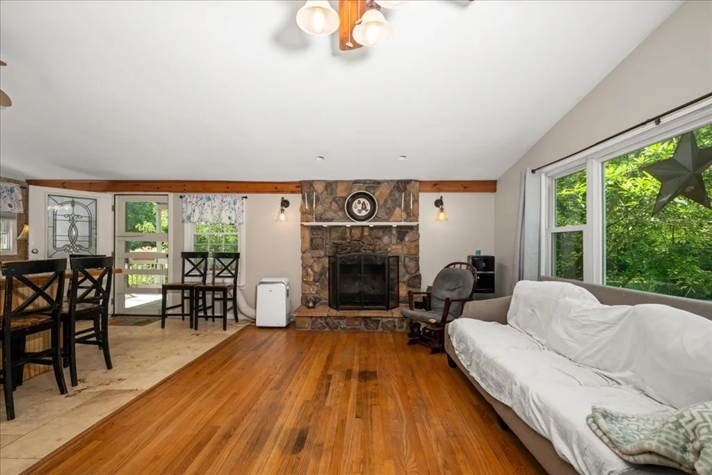 Photo of 237 Boston Rd