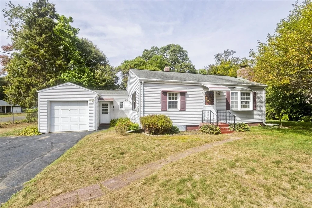 Photo of 351 Apremont Hsy