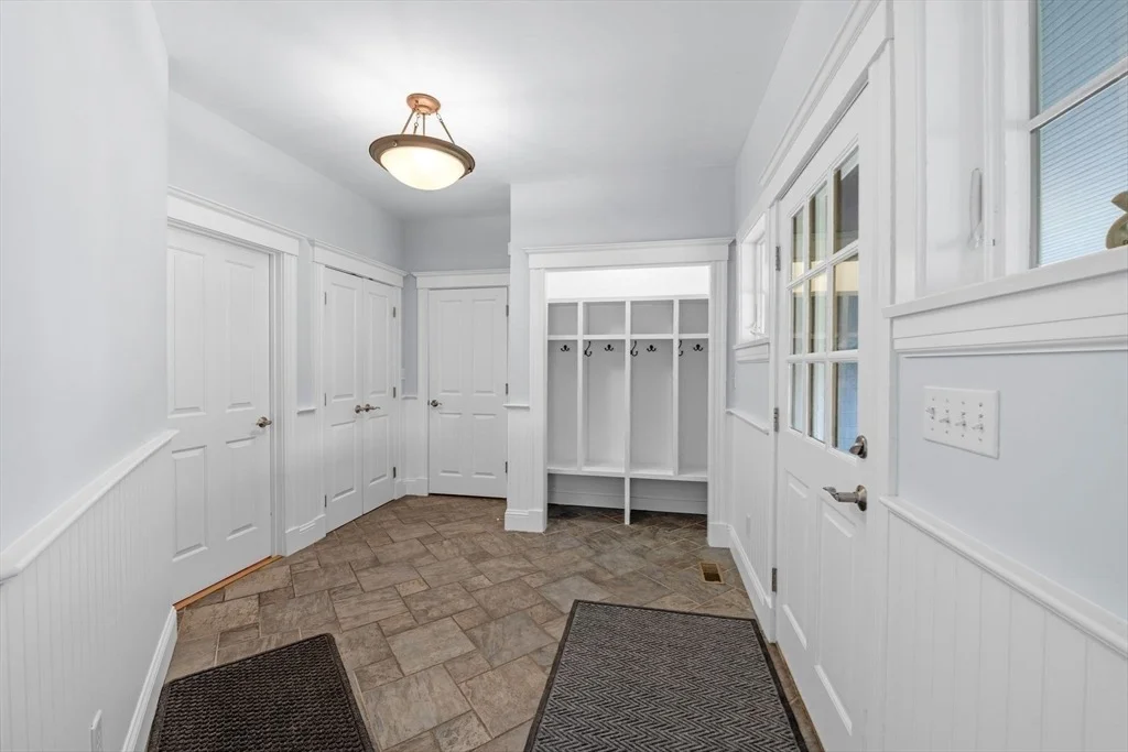 Photo of 102 River Rd