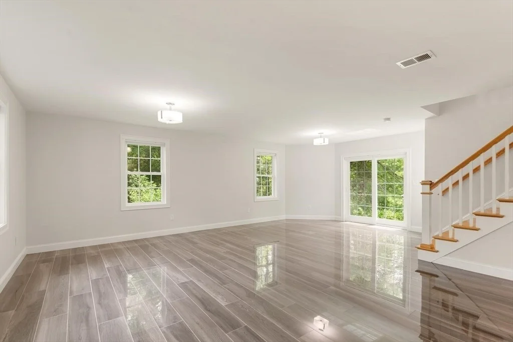Photo of 1295 Main St