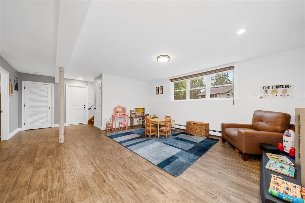Photo of 8 Willowdale Dr