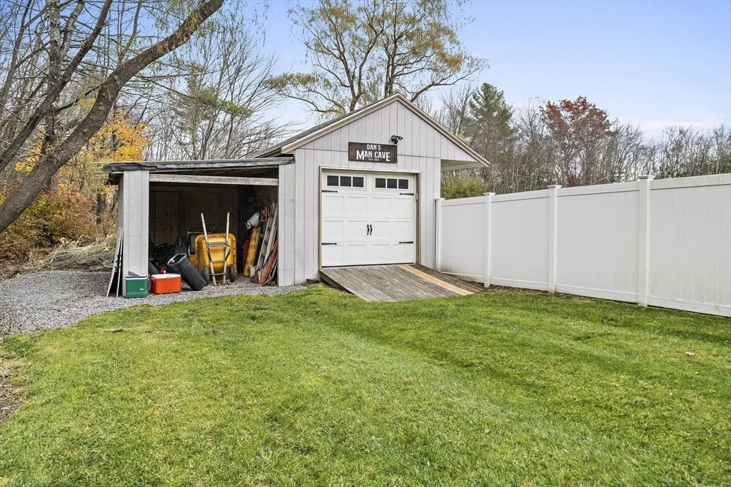 Photo of 2 Iris Ave