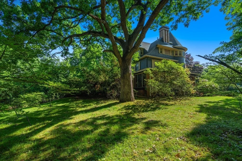 Photo of 379 Central