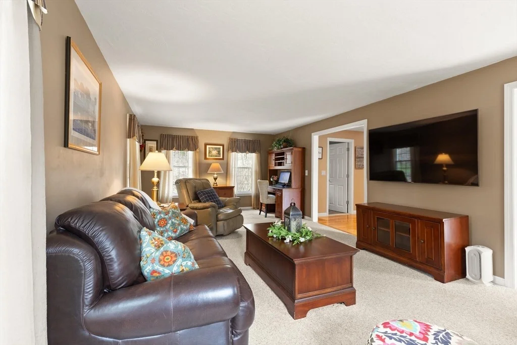 Photo of 35 Meadowbrook Dr
