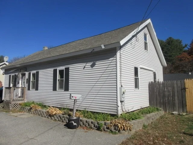Photo of 425 1/2 Putnam Hill Road