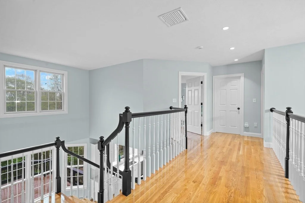Photo of 19 Estabrook Ln