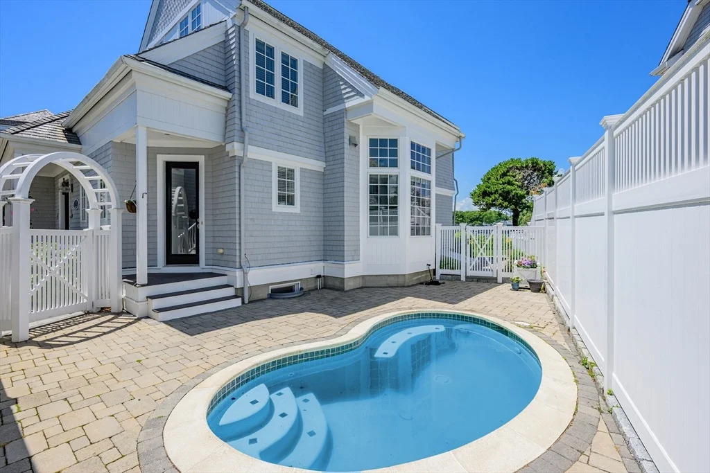 Photo of 129 Shore Dr W