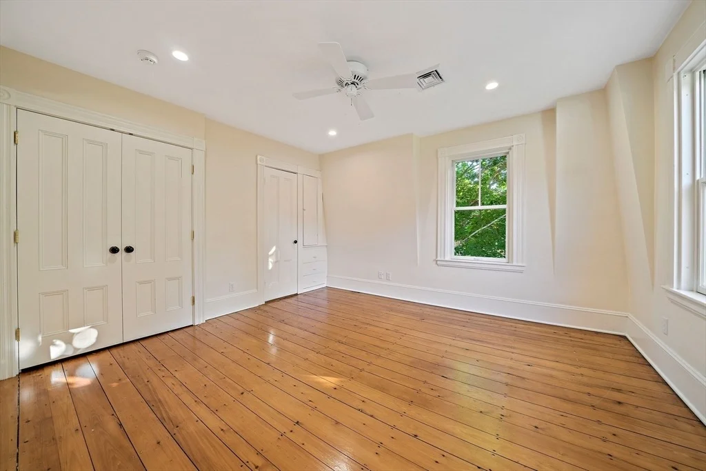 Photo of 1220 Main St