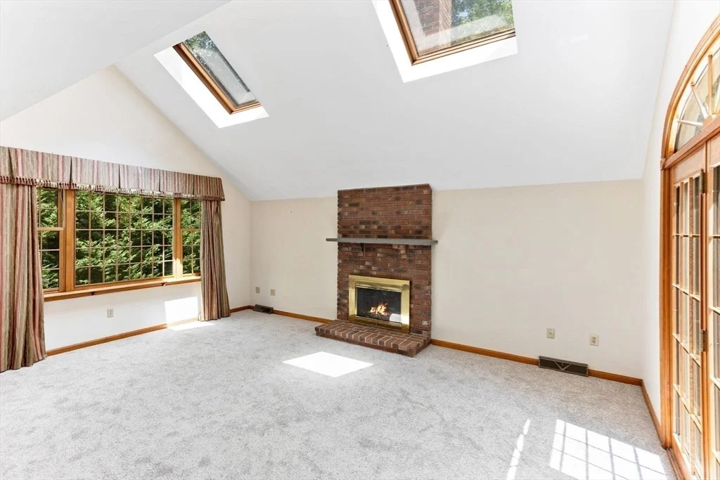 Photo of 15 Deerfield Dr