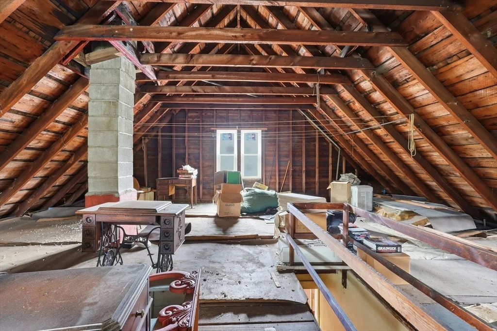 Photo of 84 Middlefield Rd