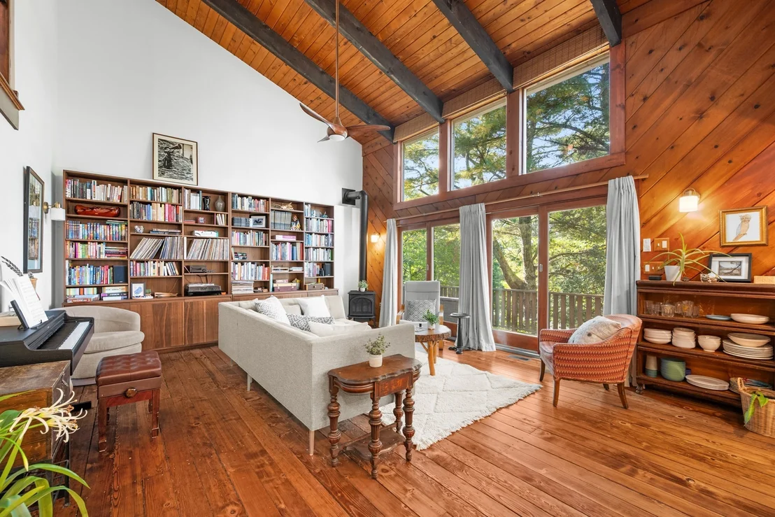 Photo of 136 N Pond Dr