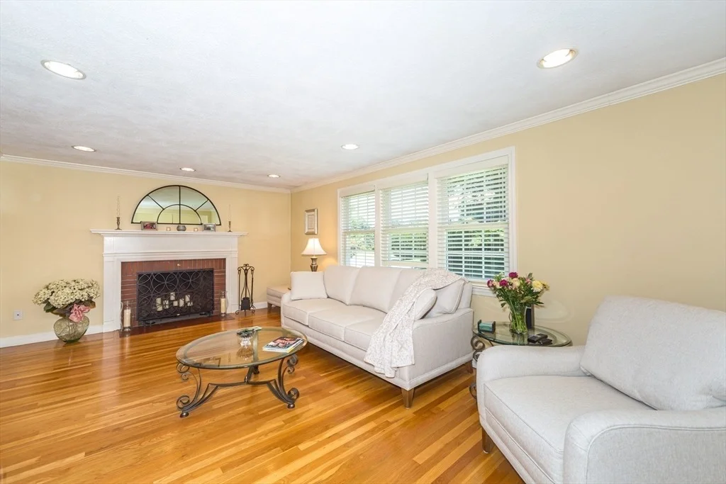 Photo of 9 Riverbend Dr