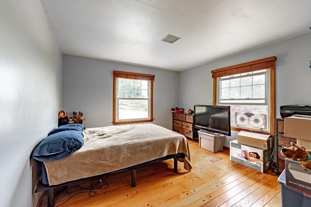 Photo of 187 Leyden Rd
