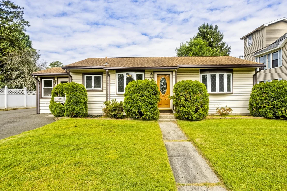 Photo of 956 Granby Rd