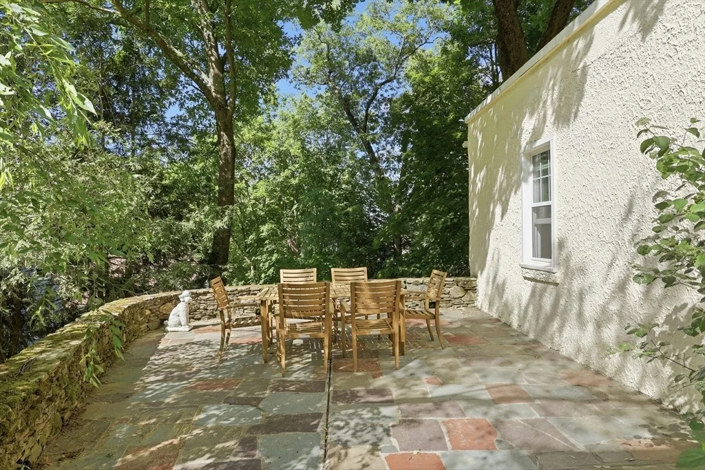 Photo of 6 Oakmount Circle