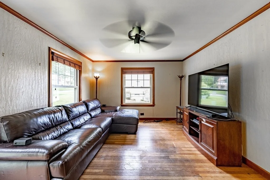 Photo of 187 Leyden Rd