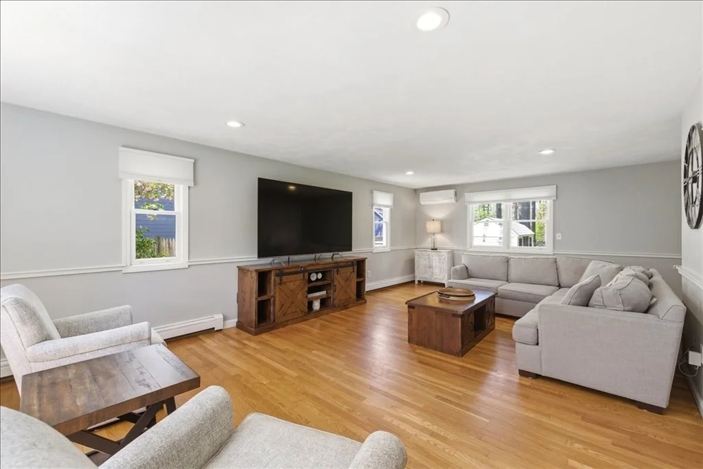 Photo of 560 Common St