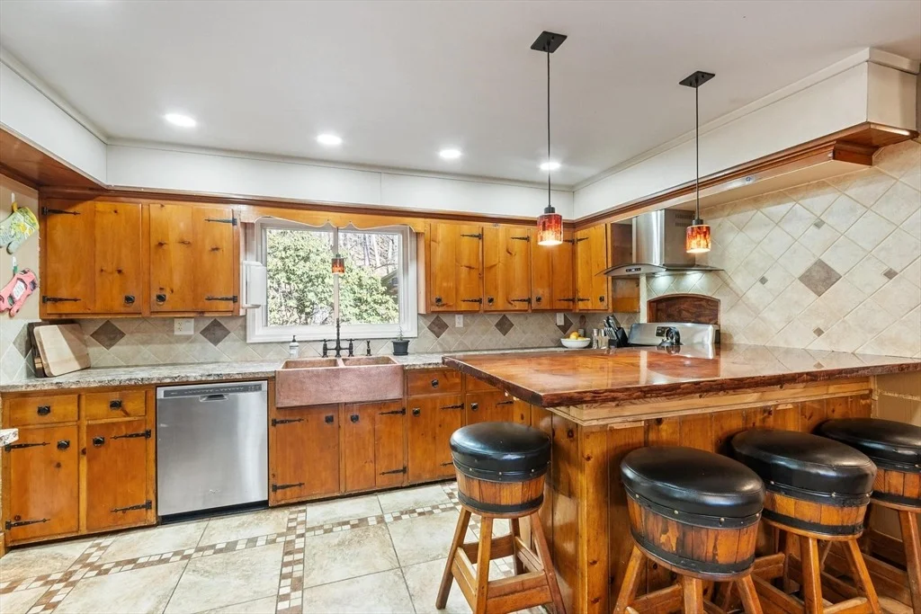 Photo of 885 Royalston