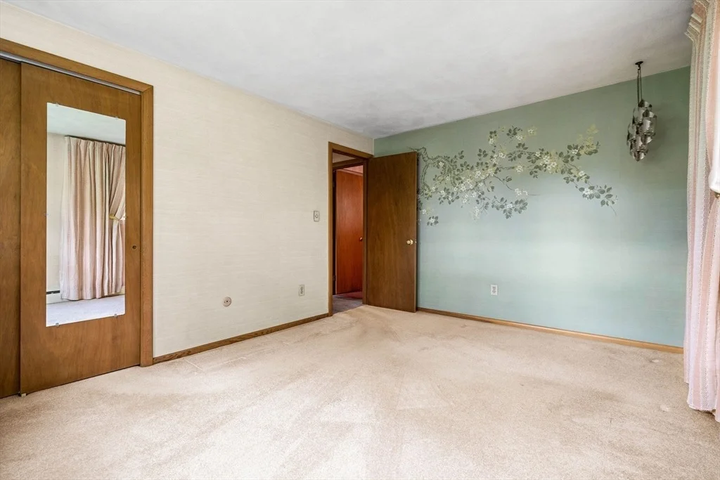 Photo of 11 Dadant Dr