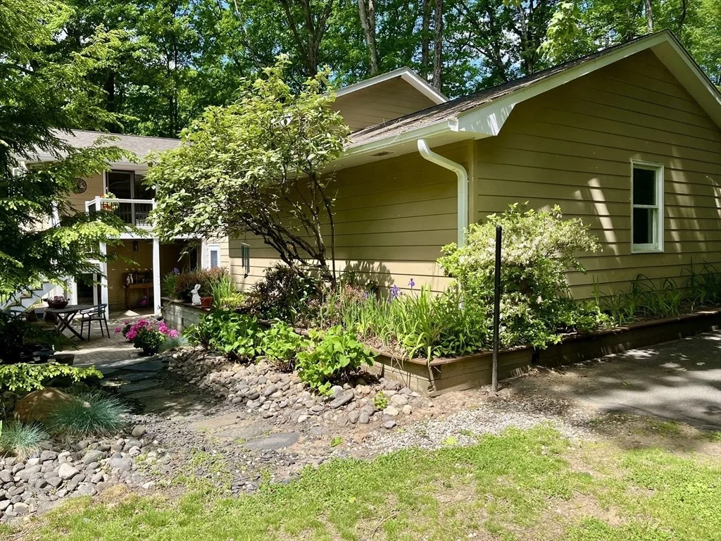 Photo of 866 Burts Pit Rd