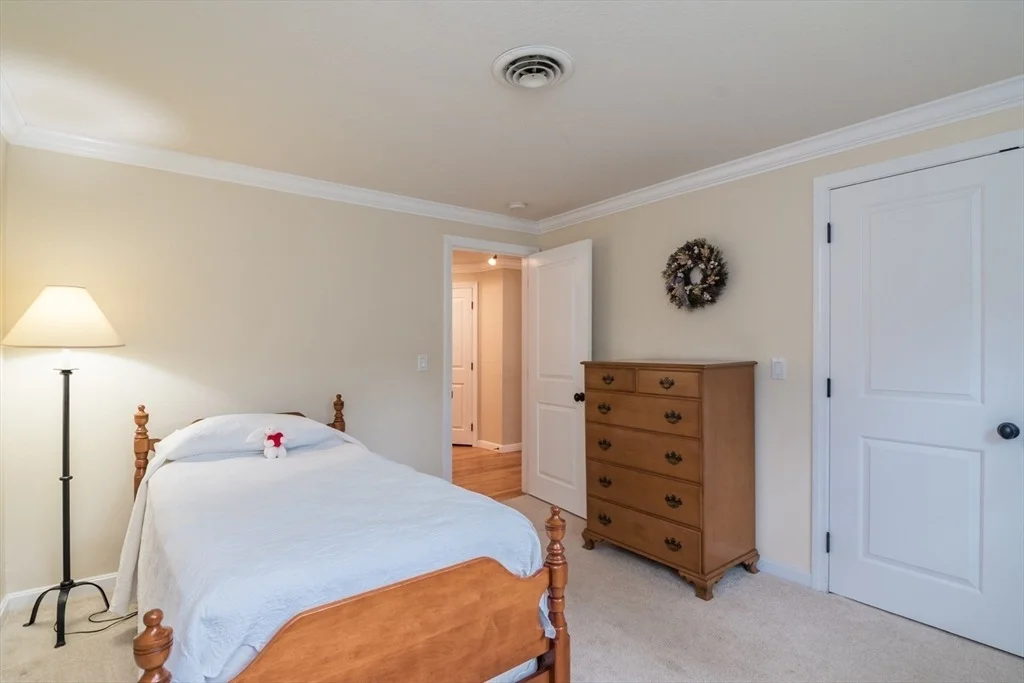 Photo of 42 Elizabeth Cir