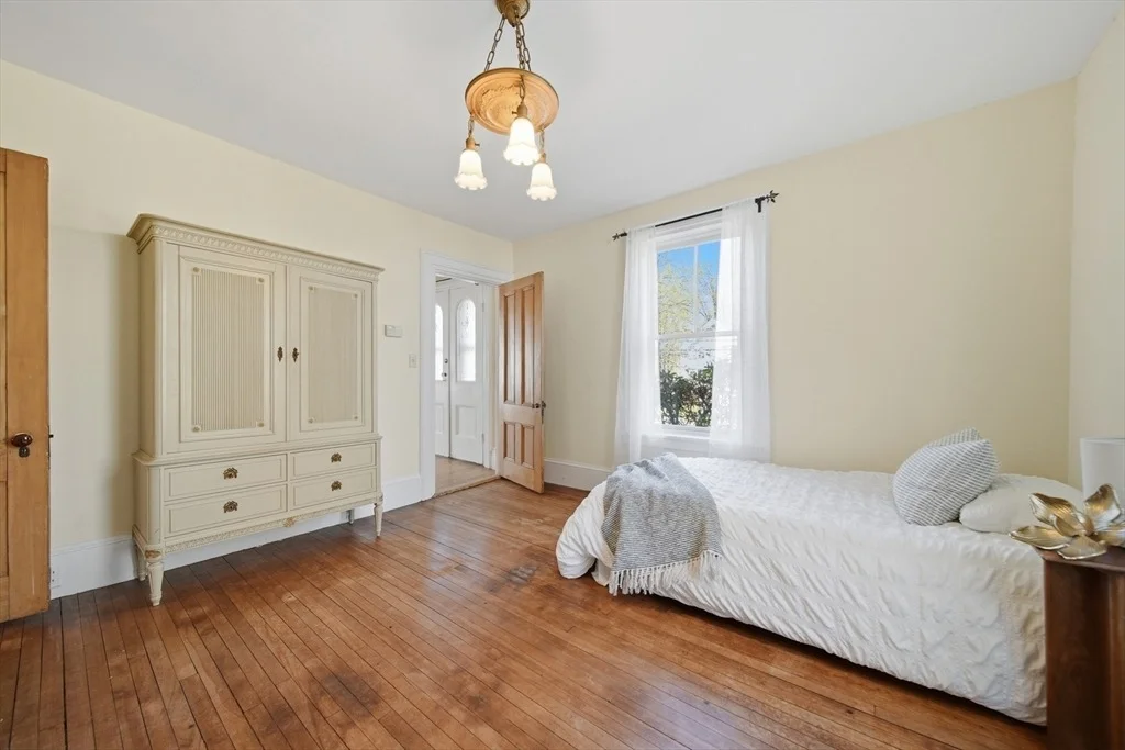 Photo of 1547 Main St
