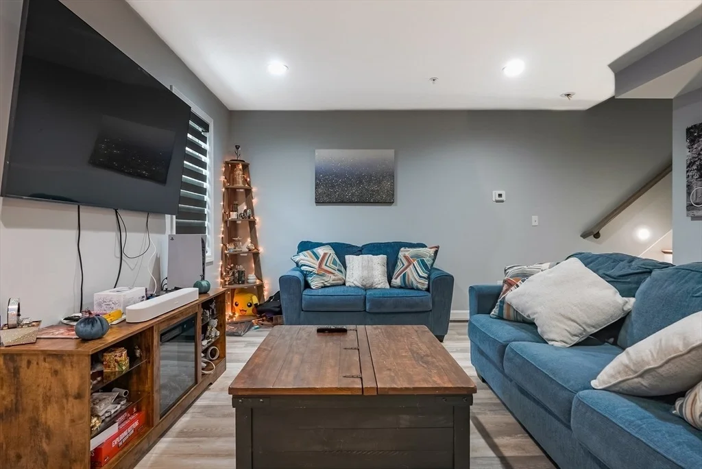 Photo of Unit 1 at 550 Spring St