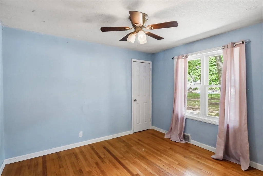 Photo of 881 Roosevelt Ave